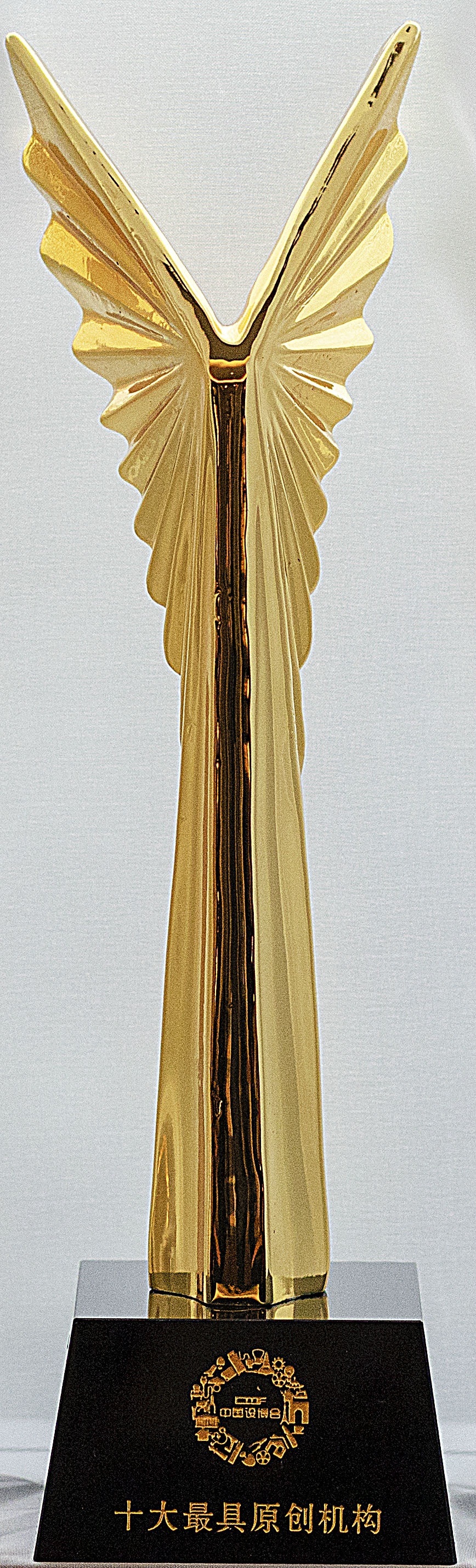17-18年度中國(guó)建筑裝飾行業(yè)十大最具原創(chuàng)設(shè)計(jì)機(jī)構(gòu)獎(jiǎng)杯.jpg